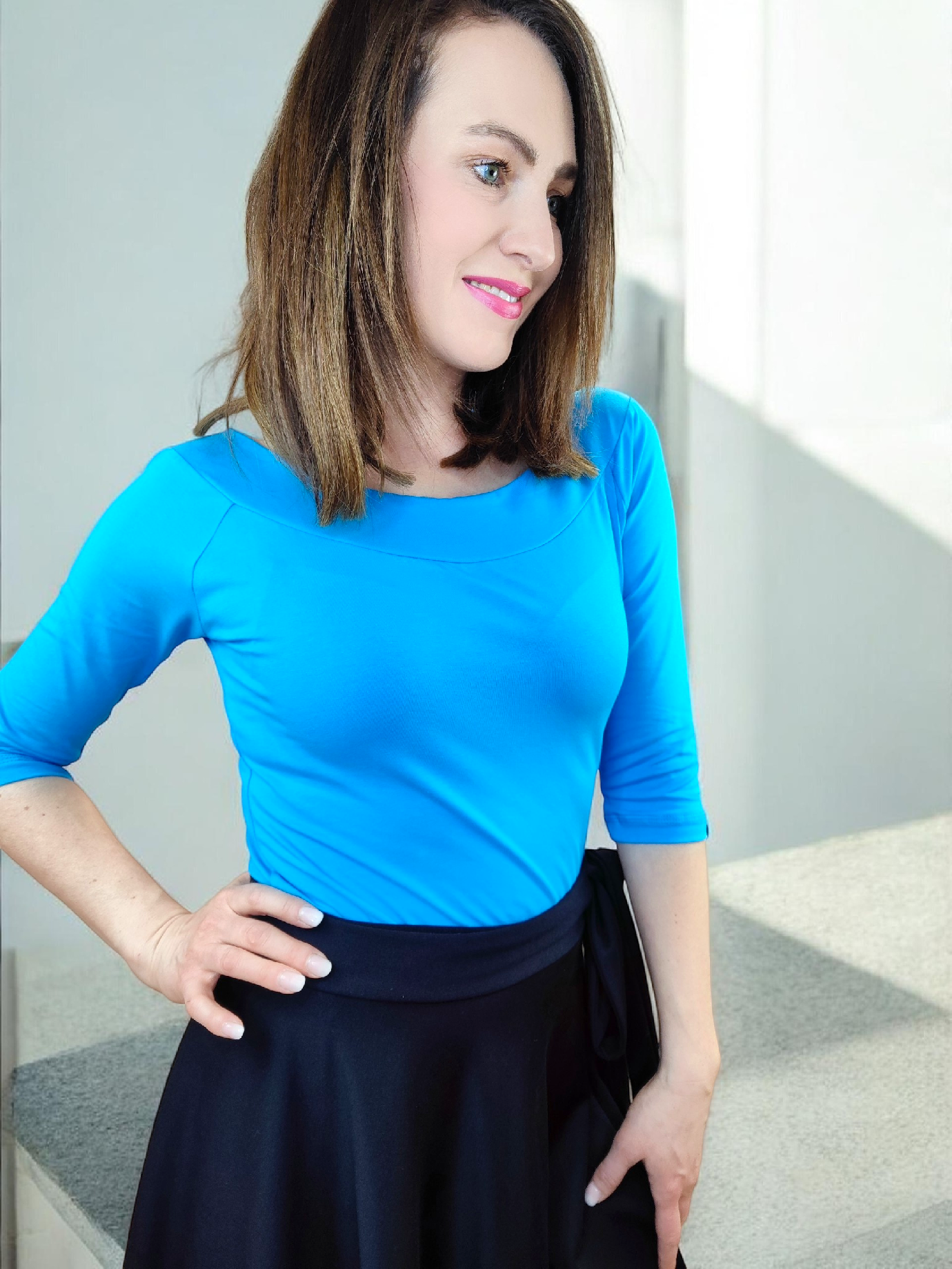 jak sladit midi sukni a barevný top